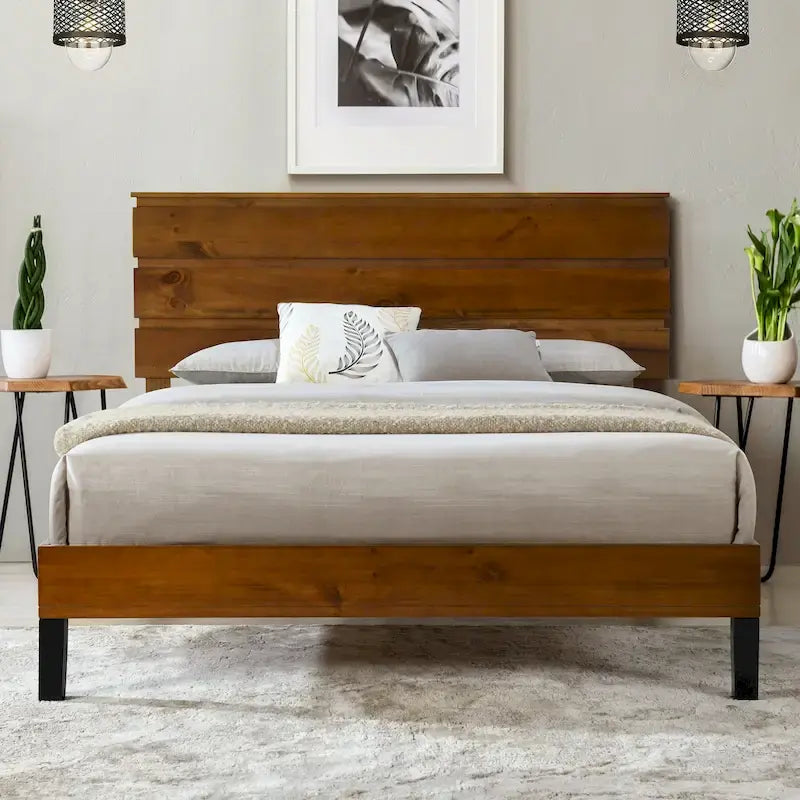 Lit plateforme marron format très grand lit en bois massif de style Mid-Century avec tête de lit à trois panneaux