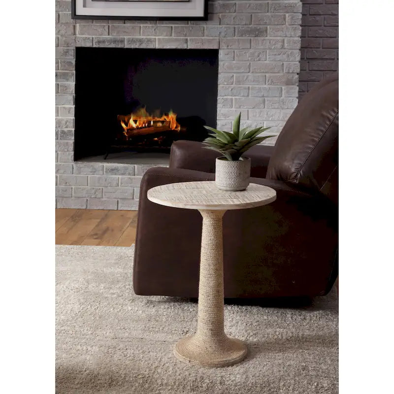 Table d'appoint ronde en bois massif blanchi avec base en corde de jute