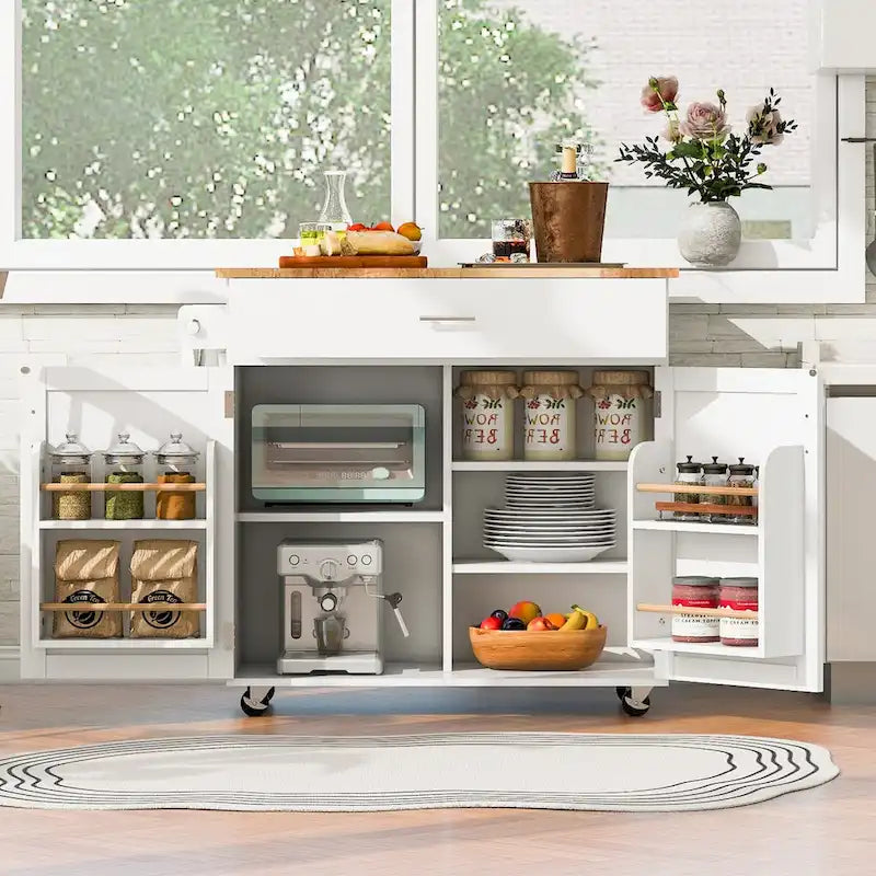 Un îlot de cuisine mobile avec rangements, étagères réglables, roulettes