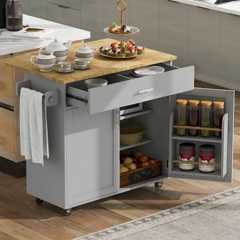 Un îlot de cuisine mobile avec rangements, étagères réglables, roulettes